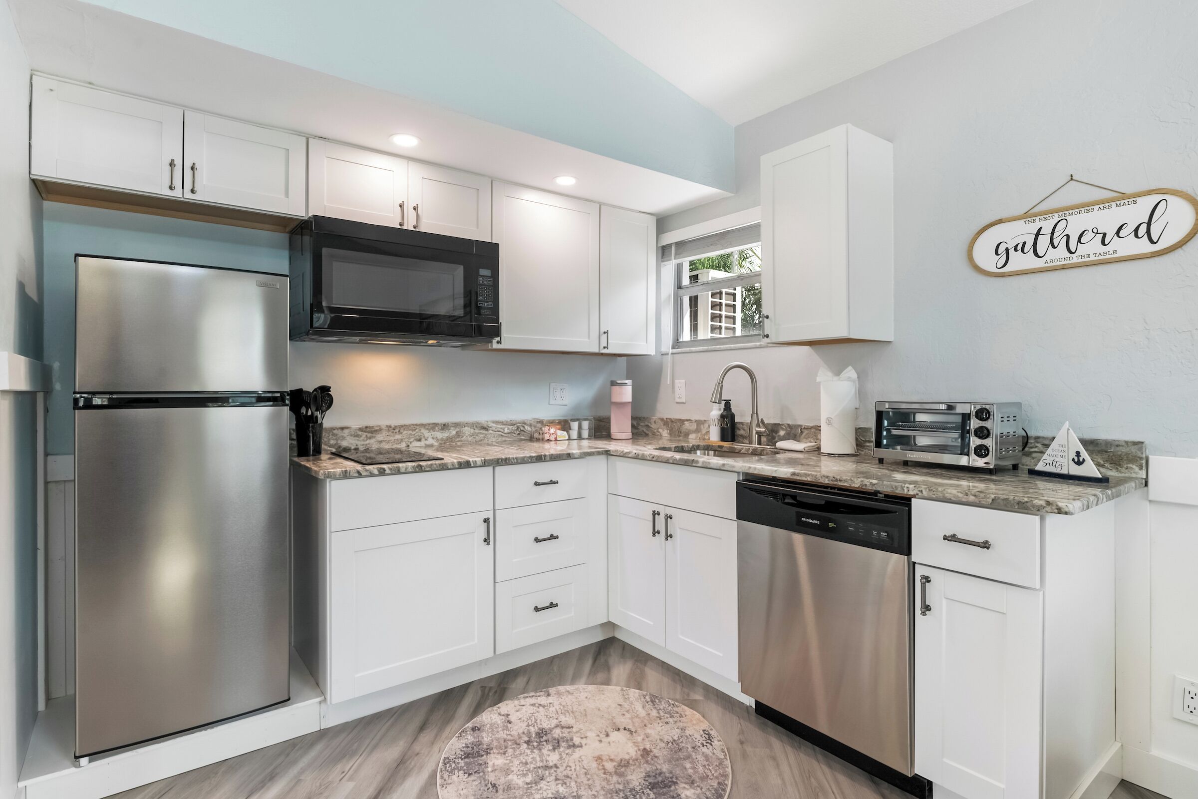 Kühlschrank, Mikrowelle, Herdplatte, Geschirrspüler