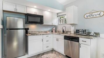 Een koelkast, een magnetron, een kookplaat, een vaatwasser