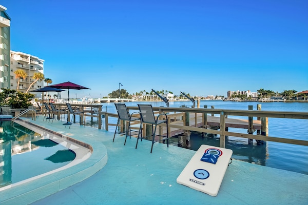 Een buitenzwembad, een verwarmd zwembad