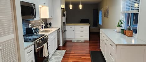 Mikrobølgeovn, ovn, kokeplater og oppvaskmaskin