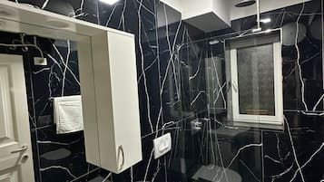 ヘアドライヤー、ビデ、タオル、トイレットペーパー