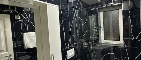 Hårtork, bidé, handdukar och toalettpapper
