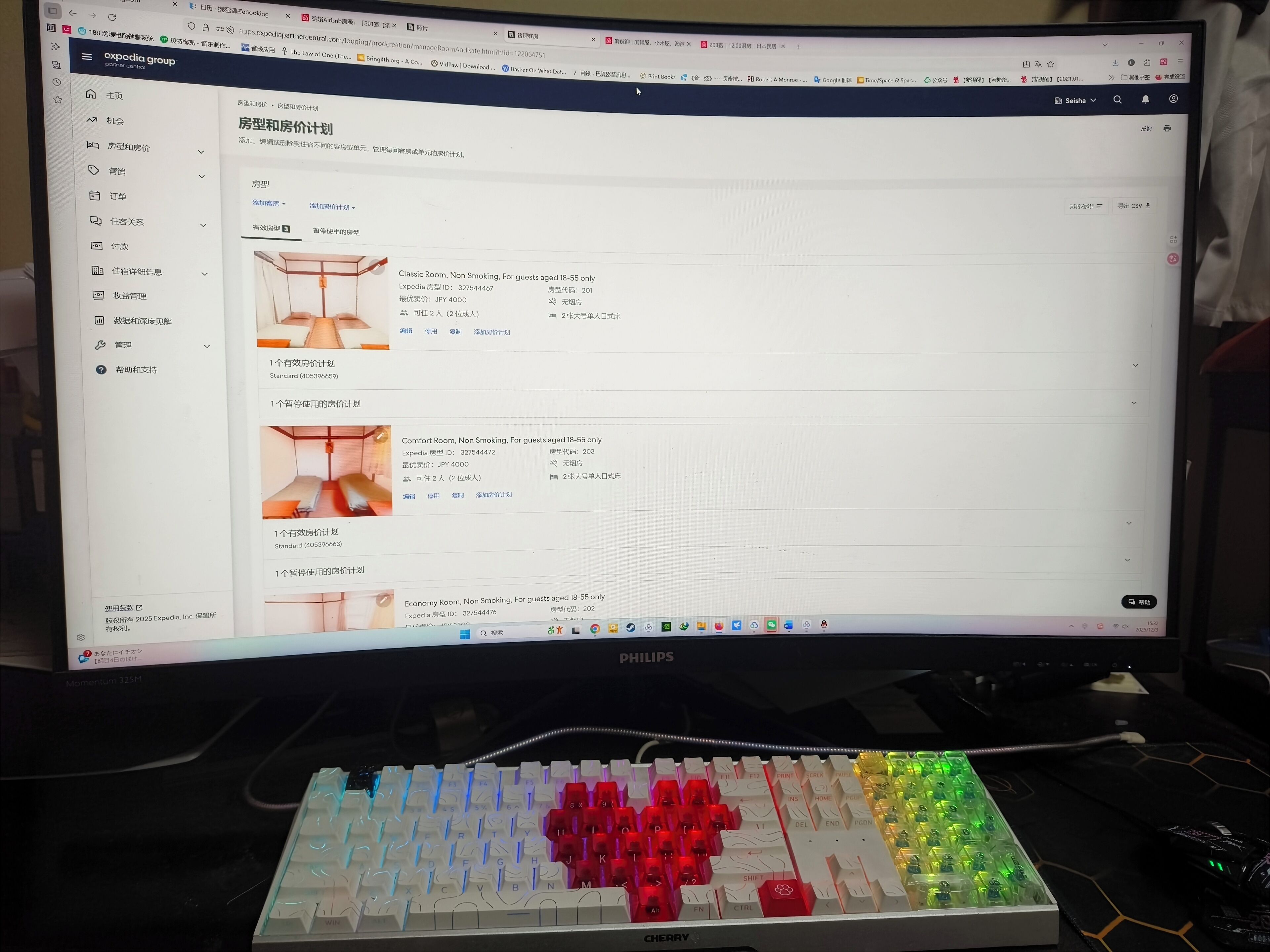 Una pantalla de computadora mostrando una página web de reservas de hotel con opciones para diferentes tipos de habitaciones y precios.