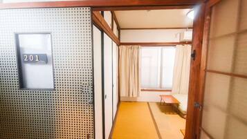 Classic Room, Non Smoking, For guests aged 18-55 only | WiFi (無料)、ベッドシーツ