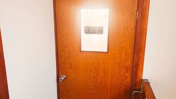 Comfort Room, Non Smoking, For guests aged 18-55 only | ๋ฌด๋ฃ WiFi, ์นจ๋ ์ํธ