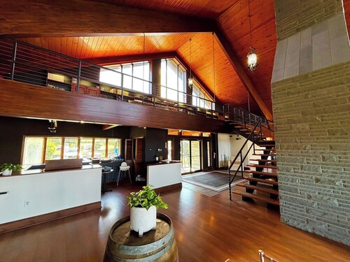 The Cobalt Suite: Two King Beds with Bay Window