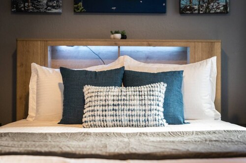 Heavenly Condo | Fireplace & Lake View | 5P