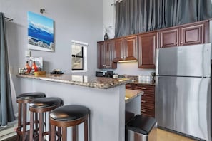 Geladeira, micro-ondas, fogão, cooktop