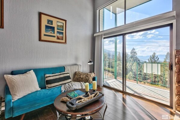 Televisión y chimenea 