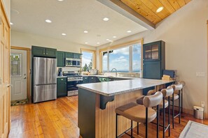 Kjøleskap, mikrobølgeovn, ovn og oppvaskmaskin