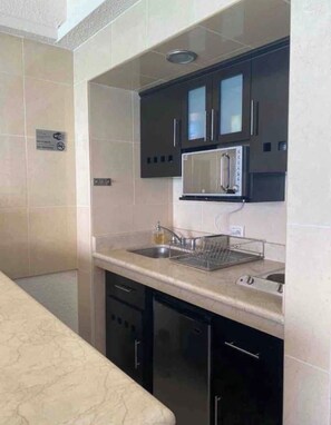 Cafeteira/chaleira, geladeira, micro-ondas, cooktop