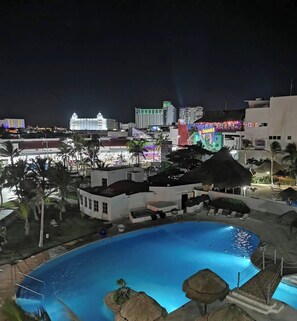 Outdoor pool - Amazing OceanFront Studio Condo (Cancún)