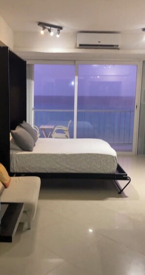 1 bedroom, desk, iron/ironing board, WiFi (free) - Amazing OceanFront Studio Condo (Cancún)