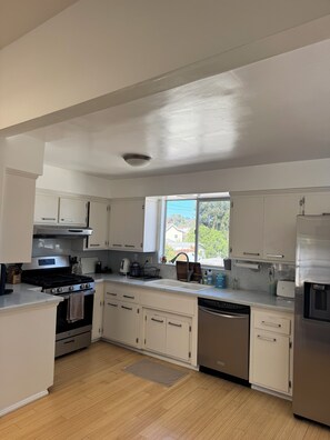 Refrigerador, microondas, horno y parrilla de estufa