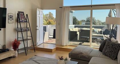 Beautiful 2 Bedroom Penthouse Condo with Private Deck in Brentwood, Los Angeles