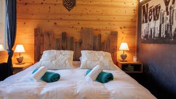 4 bedrooms, desk, internet