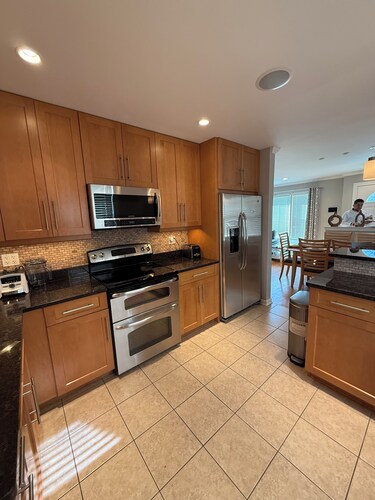 Modern 5-BR Family Getaway in quiet  neighborhood near O’Hare and Allstate Arena