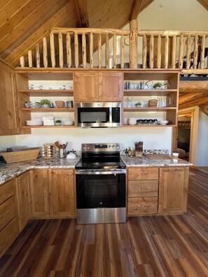 Een koelkast, een microgolfoven, een oven, een kookplaat