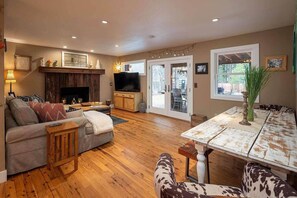 TV - Your Truckee Retreat w/ Backyard Oasis (Truckee)