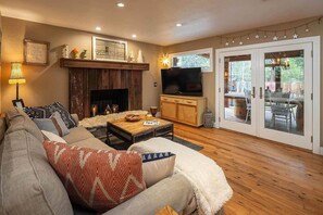 TV - Your Truckee Retreat w/ Backyard Oasis (Truckee)