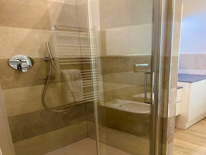 Apartment | Badezimmer | Haartrockner, Handtücher, Shampoo