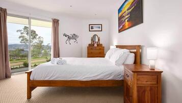 2 عدّة غرف نوم ومكواة/لوح كي وملاءات أسرّة