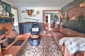 Una televisión, una chimenea