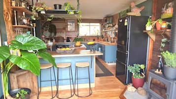 Kjøleskap, mikrobølgeovn, ovn og kokeplater