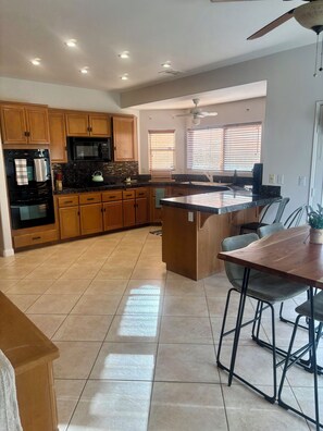 Mikrobølgeovn, ovn, kokeplater og oppvaskmaskin