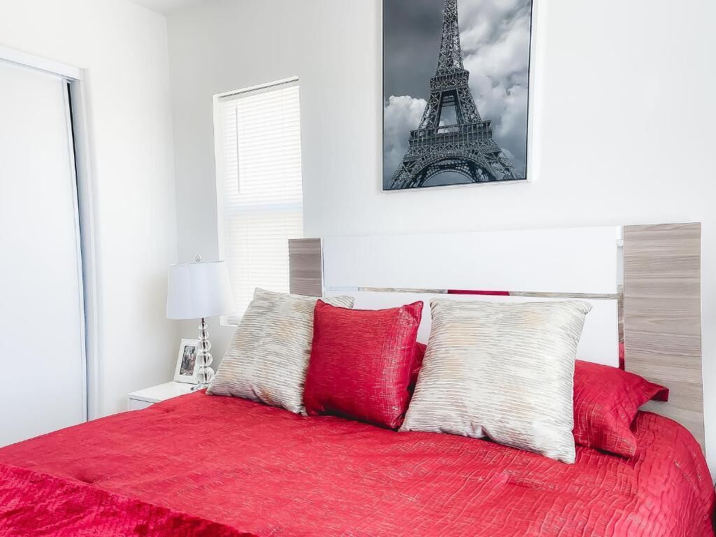 مكتب ومساحة عمل للكمبيوتر المحمول وستائر تعتيم ومكواة/لوح كي