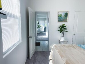 Escritorio, espacio para trabajar con laptop y cortinas blackout 