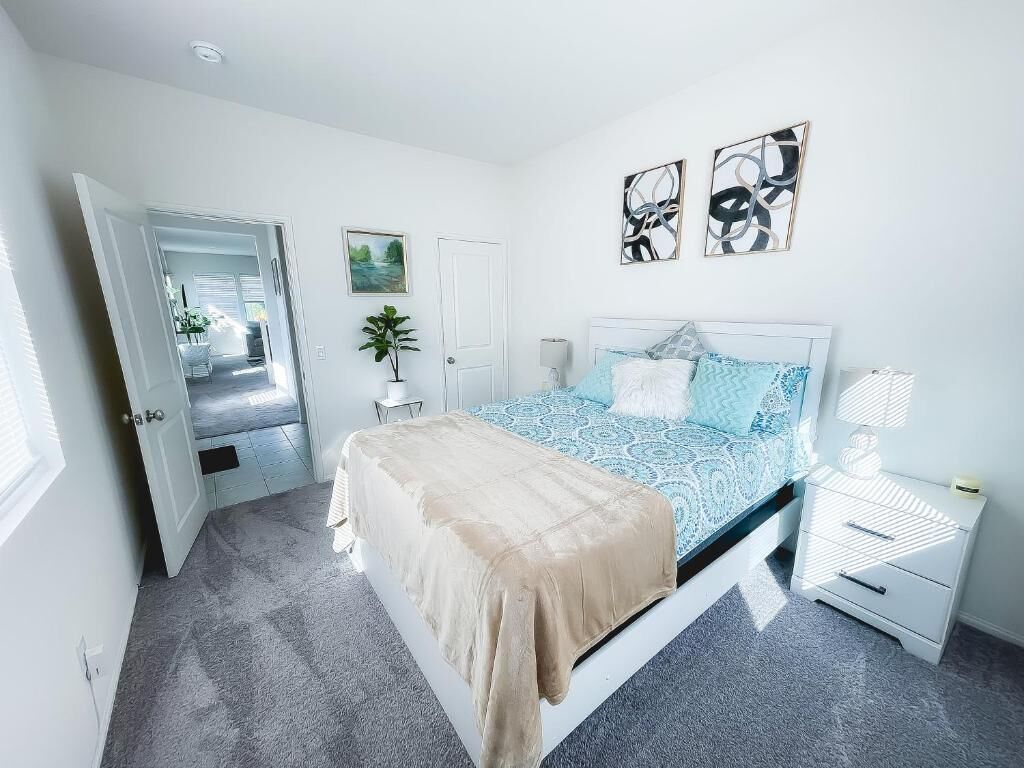 Escritorio, espacio para trabajar con laptop y cortinas blackout 