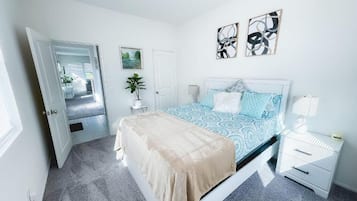 Escritorio, espacio para trabajar con laptop y cortinas blackout