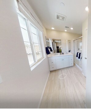 Hårføner, håndklær og toalettpapir