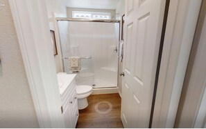 Hårføner, håndklær og toalettpapir