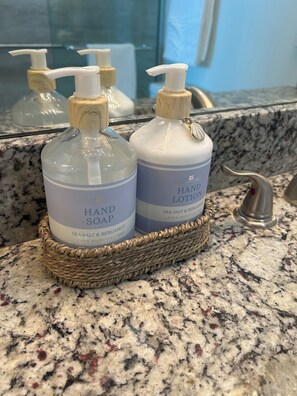 Dusj, hårføner, håndklær og såpe