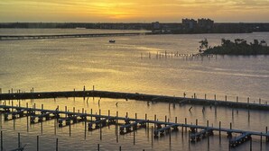 A waterfront marina with docks and boats. - Tan Haven-A Chic & Cozy Modern Getaway (Fort Myers)