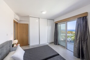 Tabla de planchar con plancha, wifi gratis y ropa de cama 