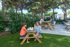 Outdoor dining - Aparthotel Las Palmeras (Castelldefels)