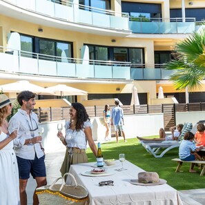 Outdoor dining - Aparthotel Las Palmeras (Castelldefels)