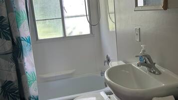 Bidet, serviettes fournies, papier toilette
