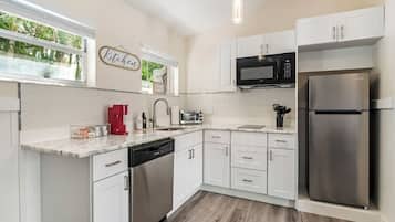 Refrigerador, microondas, placa de cocina, lavavajillas