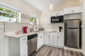 ثلاجة، ميكروويف، موقد طهي مسطح، غسالة أطباق