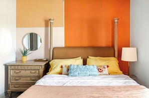 2 bedrooms, desk, iron/ironing board, WiFi