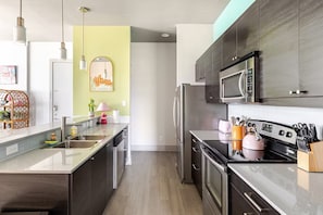 Refrigerador, microondas, horno, placa de cocina