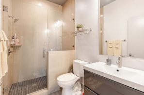 Douche, sèche-cheveux, serviettes fournies, savon