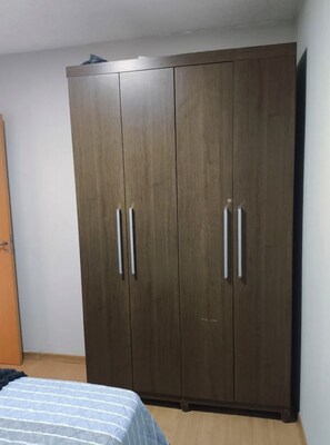 2 室のベッドルーム、WiFi (無料)、ベッドシーツ