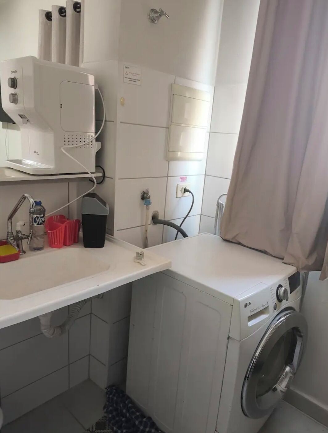 Chuveiro, toalhas de banho, papel higiênico 