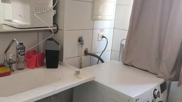 Chuveiro, toalhas de banho, papel higiênico