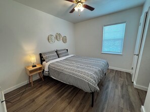 2 多间卧室、WiFi、床单